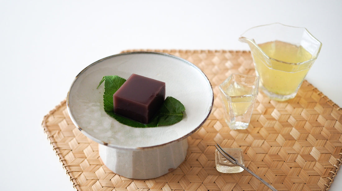 お菓子とお茶｜水羊羹評論家の言葉を読み解きながらいただく、菓匠 菊家「水羊羹」と「058 はるみどり」