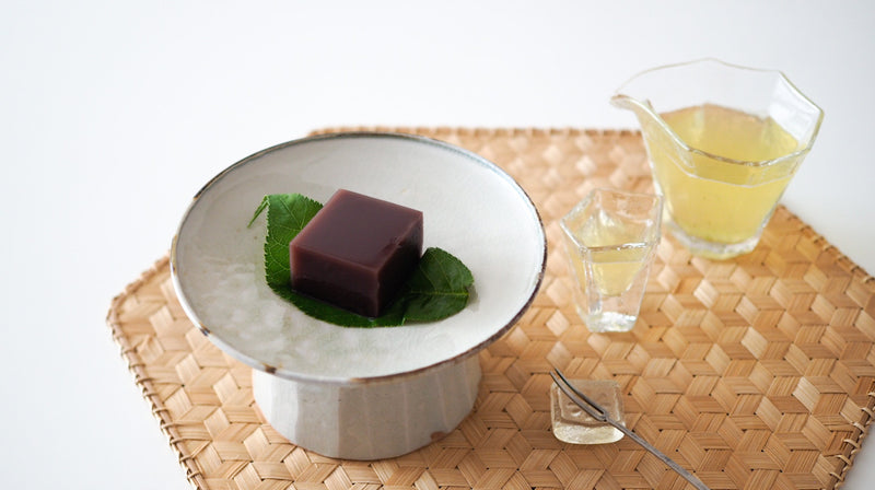お菓子とお茶｜水羊羹評論家の言葉を読み解きながらいただく、菓匠 菊家「水羊羹」と「058 はるみどり」