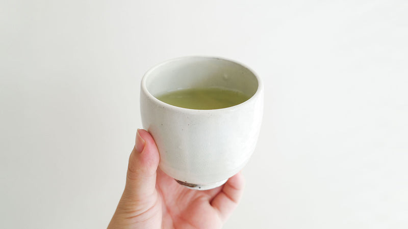 お茶の香りを、色を味わう。古谷宣幸「粉引煎茶盃」