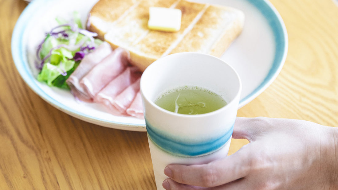 爽やかな器と微発泡茶で過ごす夏の朝。ライムを加えて楽しむ「017 藤枝かおり」レシピ