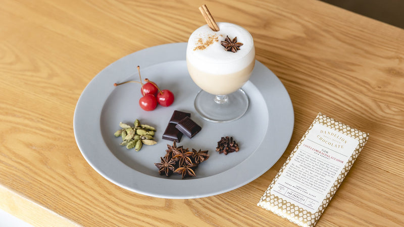 カカオの風味際立つ組み合わせ。ほうじ茶で作るチャイのふわふわ泡にうずもれたい！