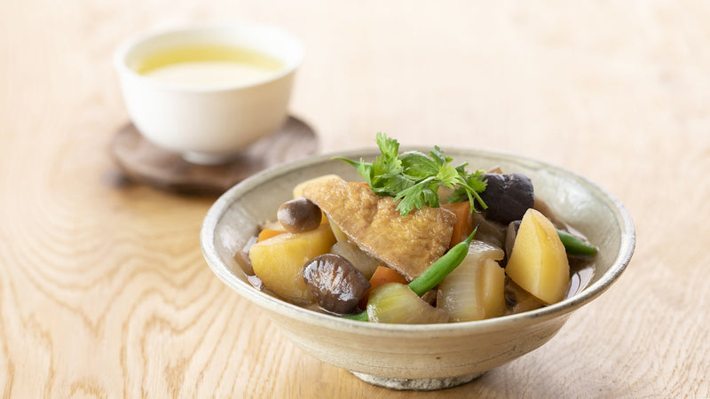 椎茸とお茶のうま味相乗効果で味わう秋の味覚。「肉なし肉じゃが」と「022かなやみどり」レシピ