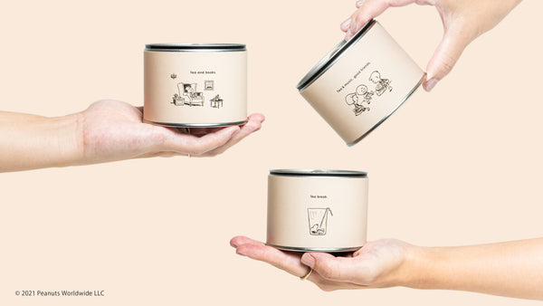 「PEANUTS」との限定コラボ茶缶第二弾。今年はシングルオリジン煎茶、ほうじ茶、玄米茶の3種類。読書したり、コップの中でくつろぐスヌーピーのイラストも!