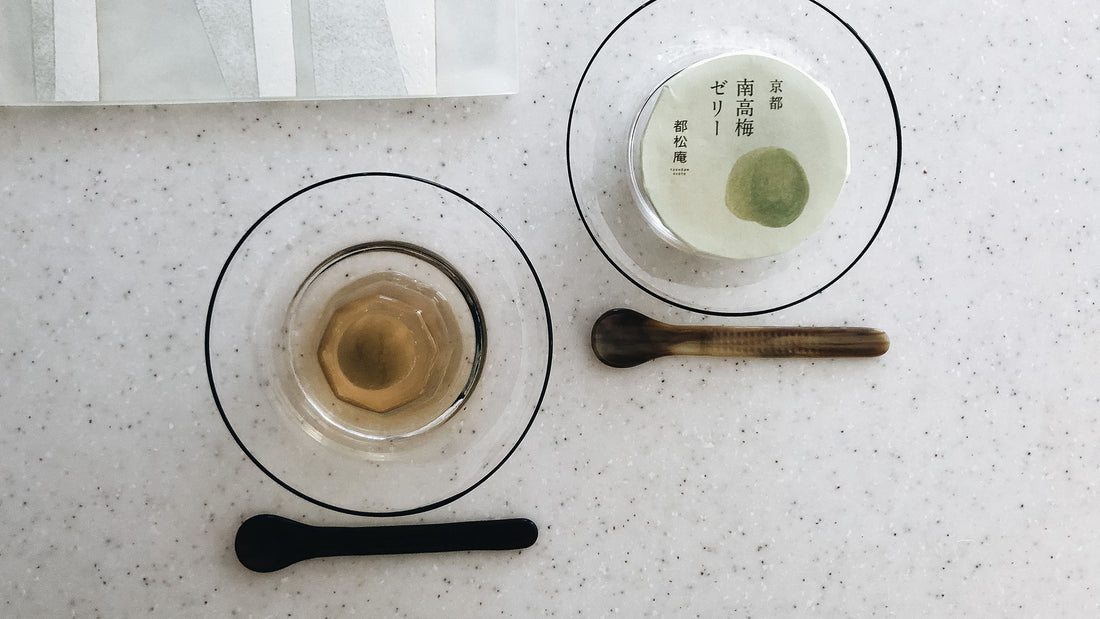 お菓子とお茶｜夏は涼菓と水出し茶。都松庵「南高梅ゼリー」と「037 つゆひかり 大山」