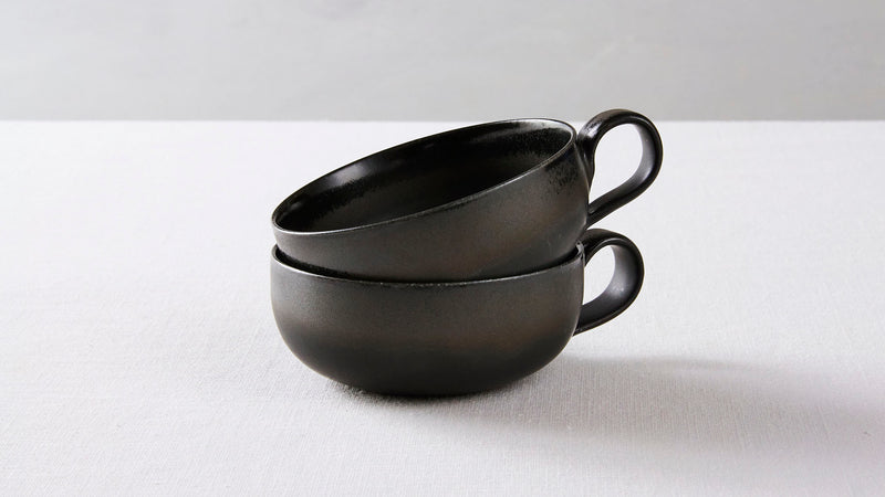 2色の黒がそれぞれの“好き”に寄り添う。作山窯「ティーカップ Youhen Black」