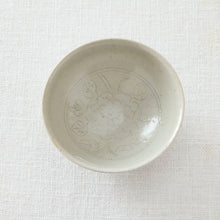 画像をギャラリービューアに読み込む, 齋藤有希子 牡丹唐草白釉平茶杯
