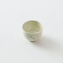 画像をギャラリービューアに読み込む, タナカシゲオ 青花秋草文盃（約70ml）
