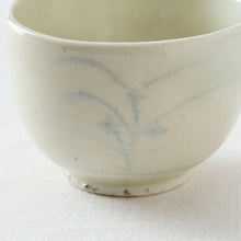 画像をギャラリービューアに読み込む, タナカシゲオ 青花秋草文盃（約70ml）
