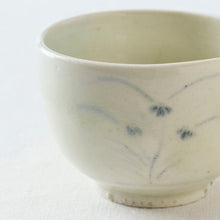 画像をギャラリービューアに読み込む, タナカシゲオ 青花秋草文盃（約70ml）
