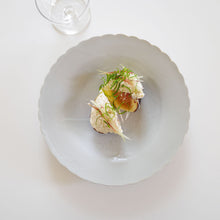 画像をギャラリービューアに読み込む, 安齋新・厚子 白磁菊花皿
