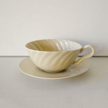 画像をギャラリービューアに読み込む, 安齋新・厚子 乳香色ねじりティーカップ＆ソーサー
