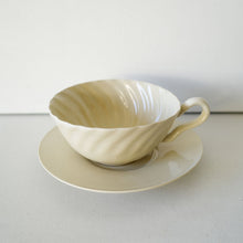 画像をギャラリービューアに読み込む, 安齋新・厚子 乳香色ねじりティーカップ＆ソーサー
