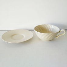 画像をギャラリービューアに読み込む, 安齋新・厚子 乳香色ねじりティーカップ＆ソーサー
