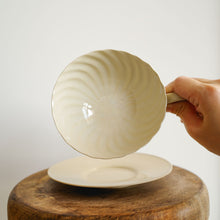画像をギャラリービューアに読み込む, 安齋新・厚子 乳香色ねじりティーカップ＆ソーサー
