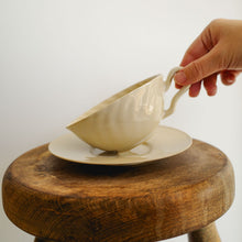 画像をギャラリービューアに読み込む, 安齋新・厚子 乳香色ねじりティーカップ＆ソーサー
