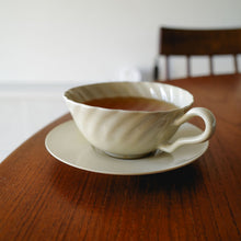 画像をギャラリービューアに読み込む, 安齋新・厚子 乳香色ねじりティーカップ＆ソーサー
