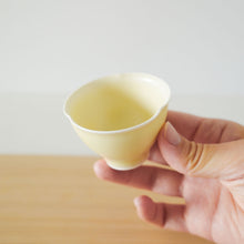 画像をギャラリービューアに読み込む, 村田匠也 黄釉茶杯
