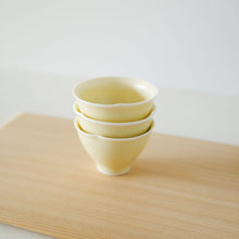 画像をギャラリービューアに読み込む, 村田匠也 黄釉茶杯
